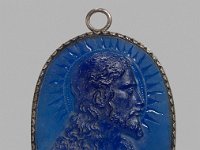 Gla 46  Gla 46, Altmünden, um 1720, Reliefmedaillon mit Christus, Blaues, durchgefärbtes Glas mit Silbermontierung, H 20,4 cm; B 13,8 cm; T 2,3 cm,